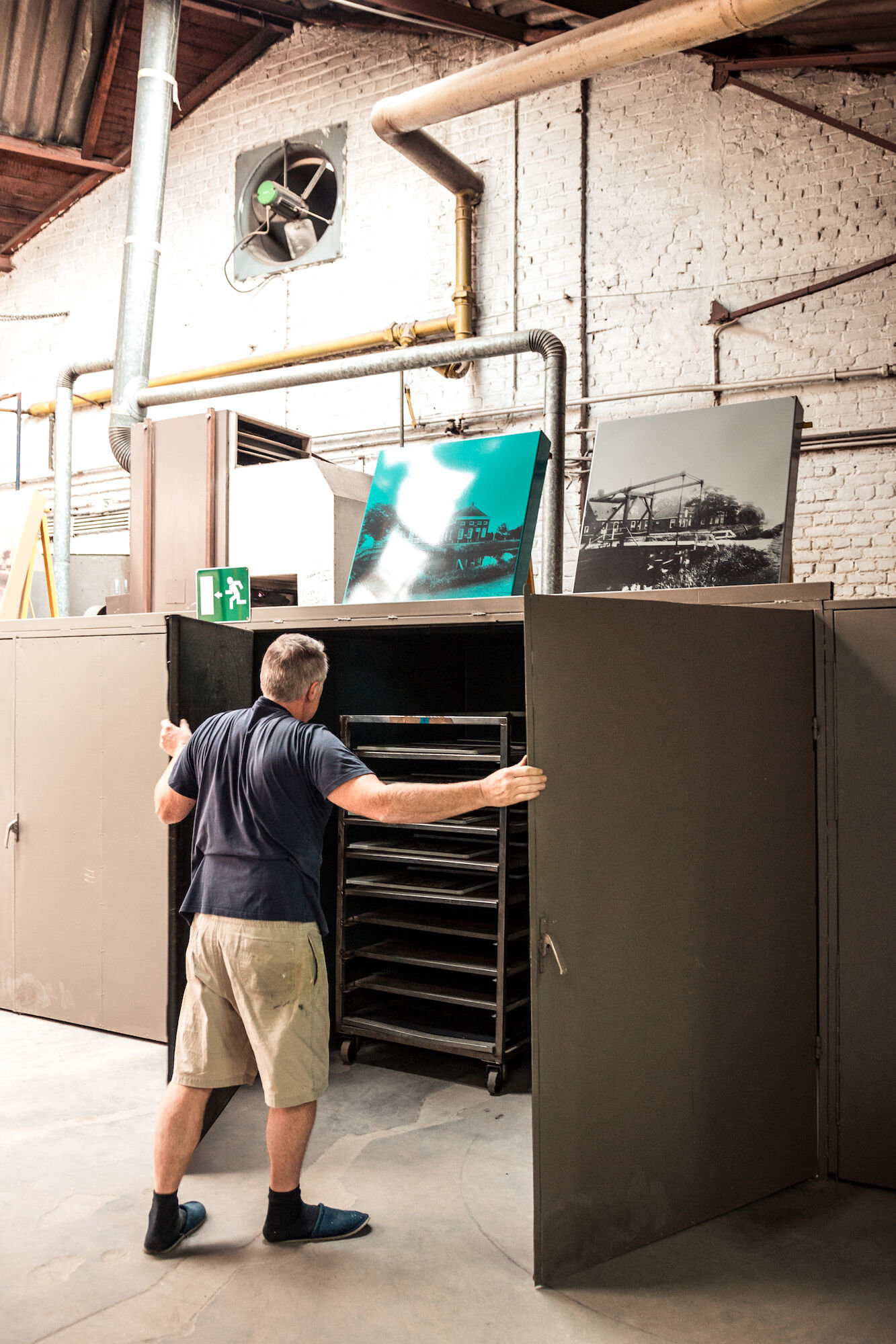 Droogkast in de zeefdrukafdeling in het atelier van Emaillerie Belge