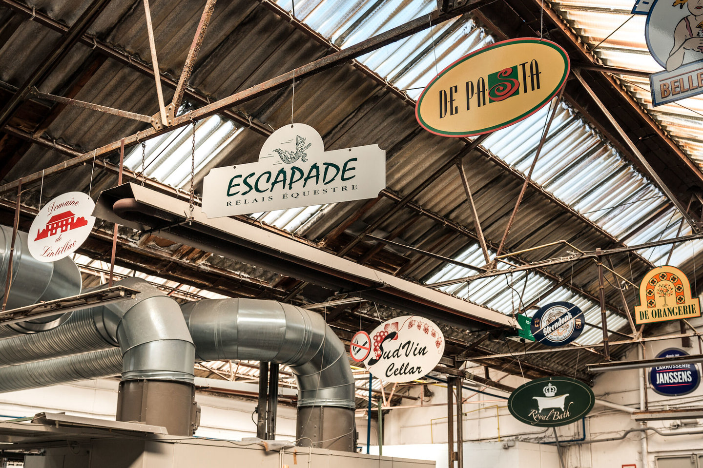 Afgewerkte emailborden in het atelier van Emaillerie Belge