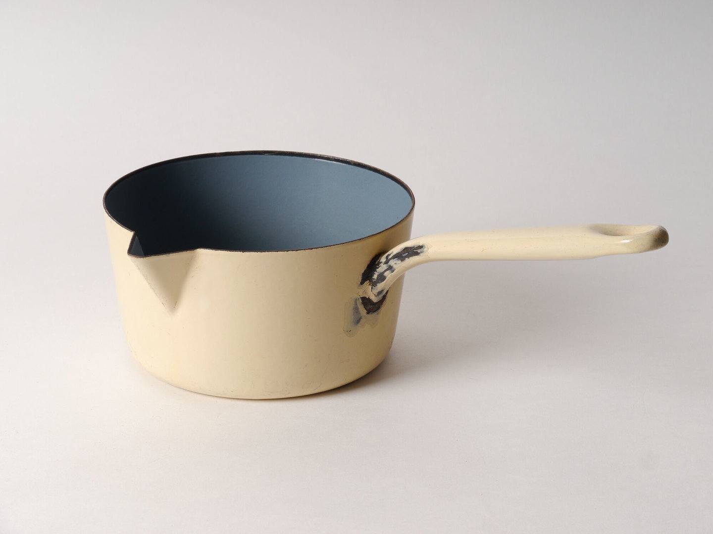 Geëmailleerde steelpan met giettuit van het merk Ultra