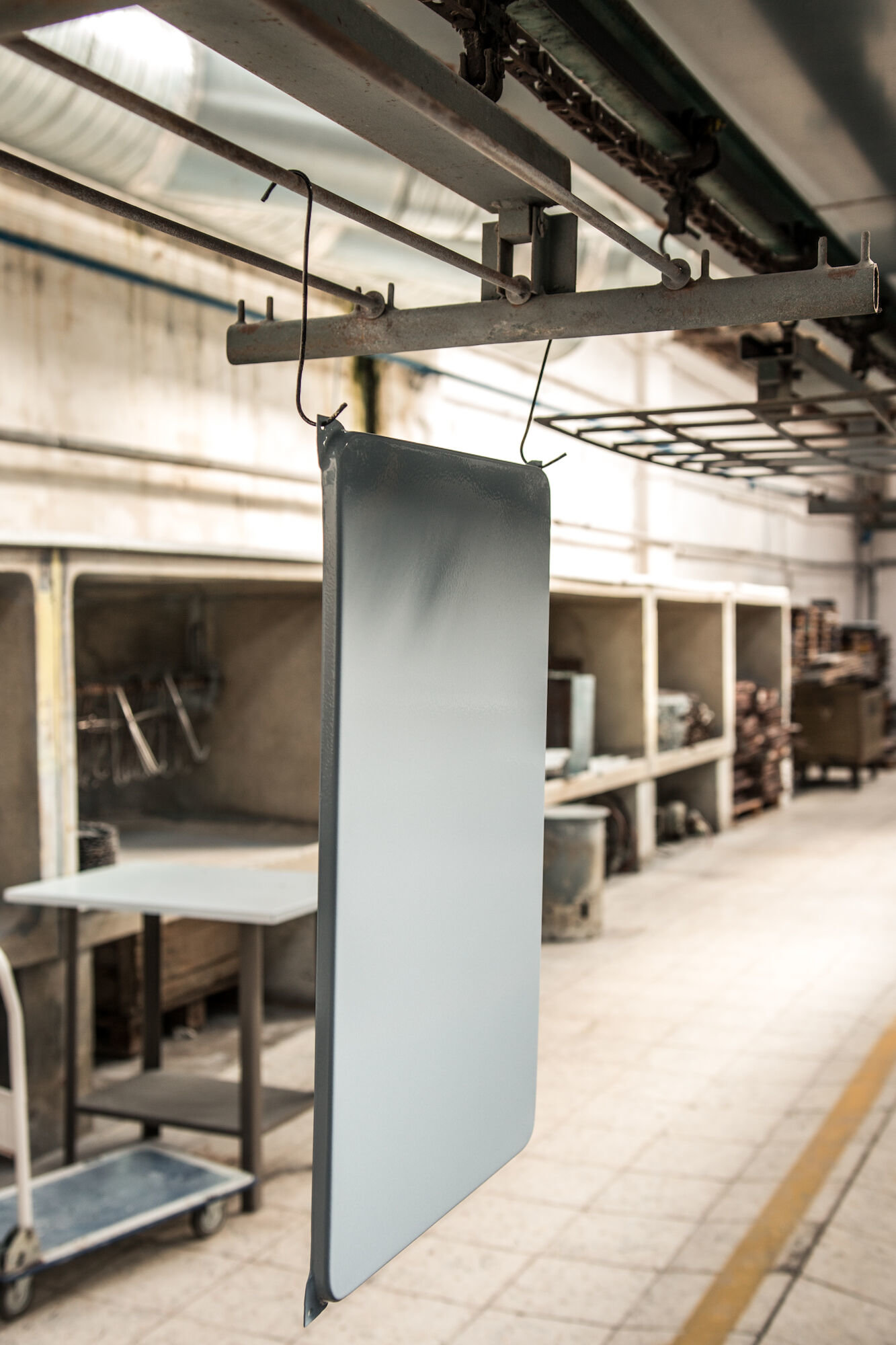 Productielijn in het atelier van Emaillerie Belge