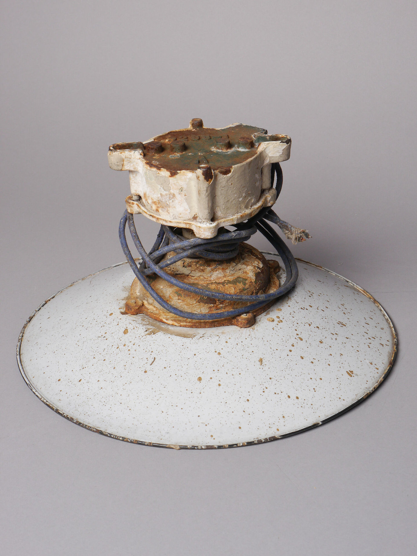 Geëmailleerde ronde lampenkap gemonteerd op een lasdoos