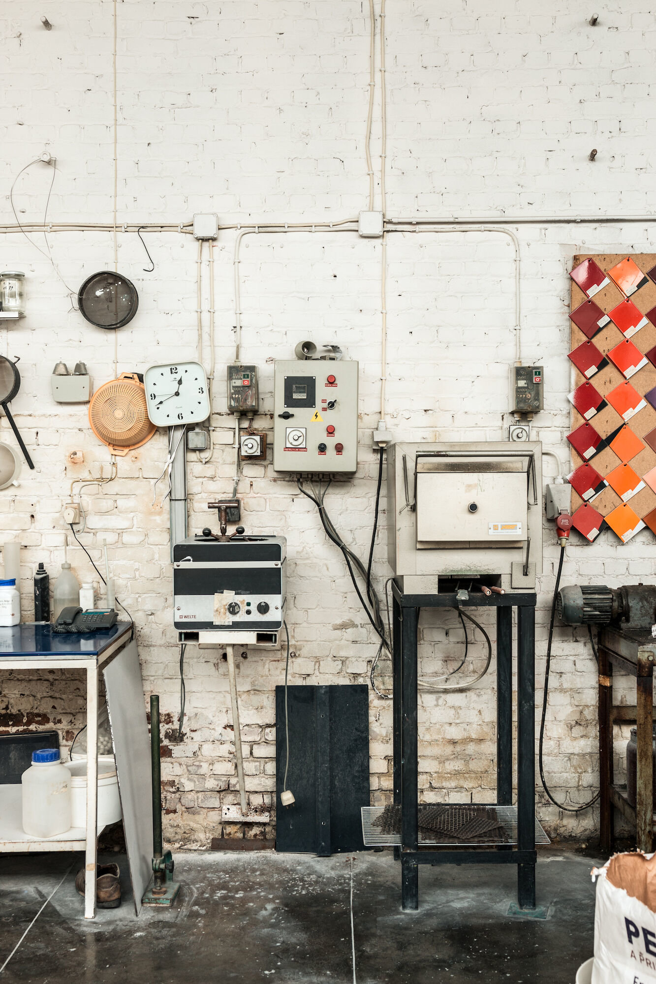 Labo emailfrit met proefoven in het atelier van Emaillerie Belge