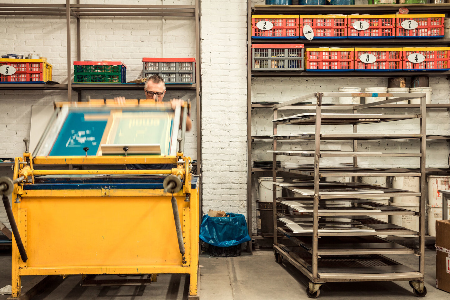 Zeefdrukafdeling in het atelier van Emaillerie Belge