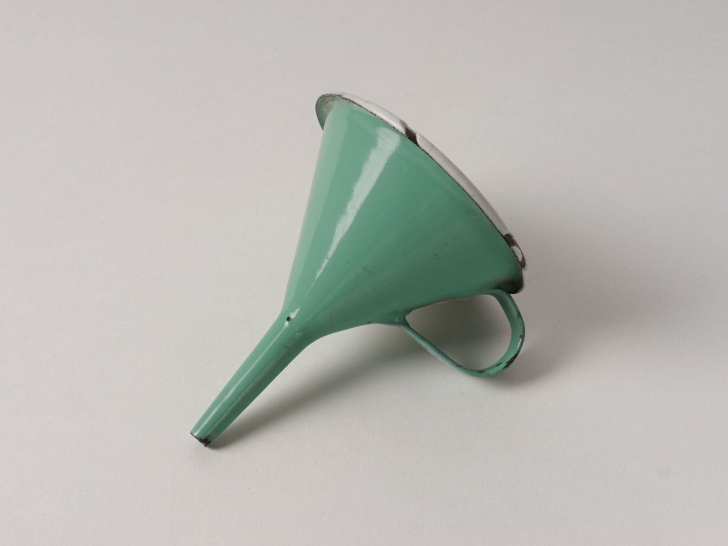 Geëmailleerde trechter