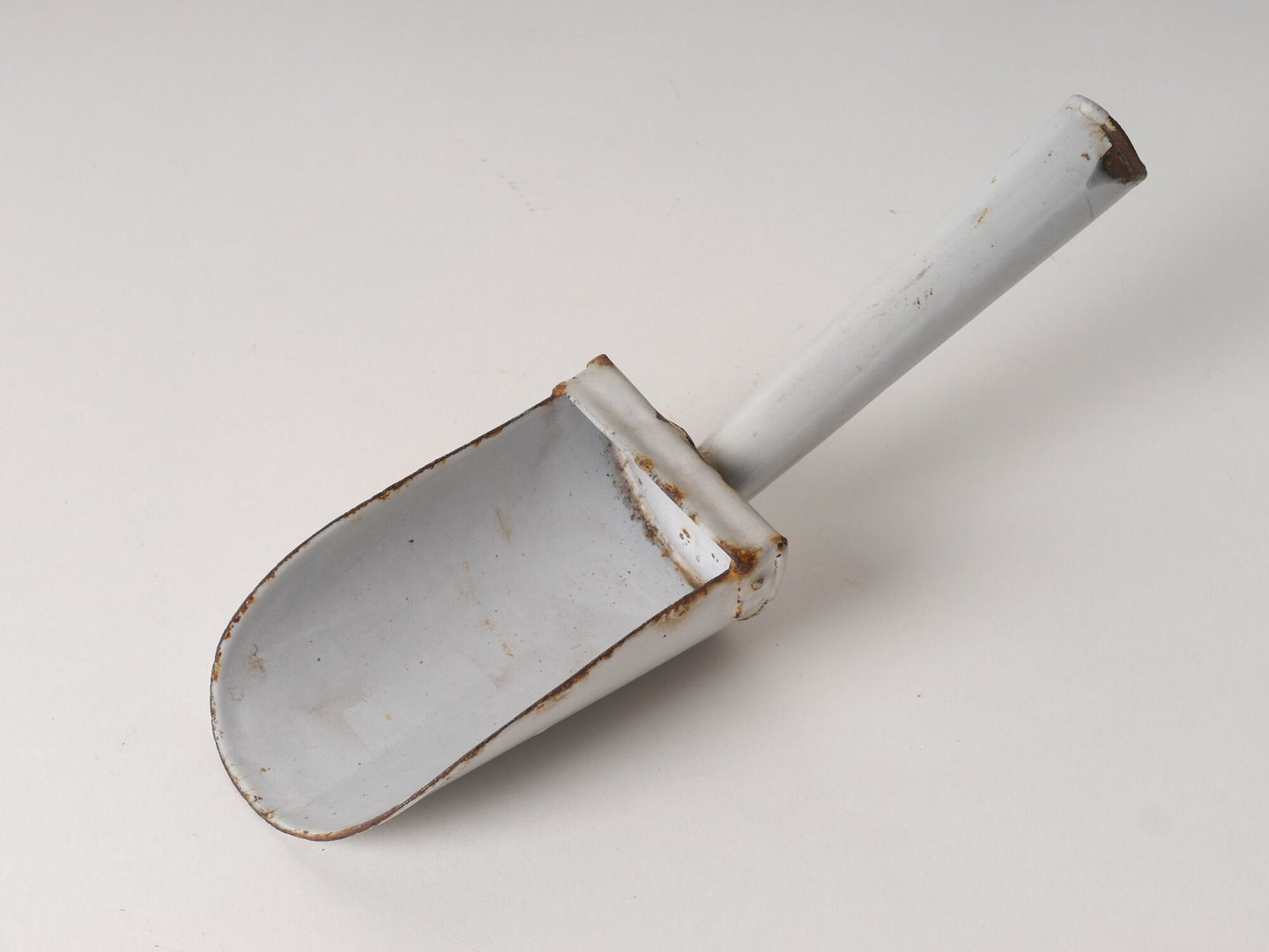 Meelschep met witte emaillaag