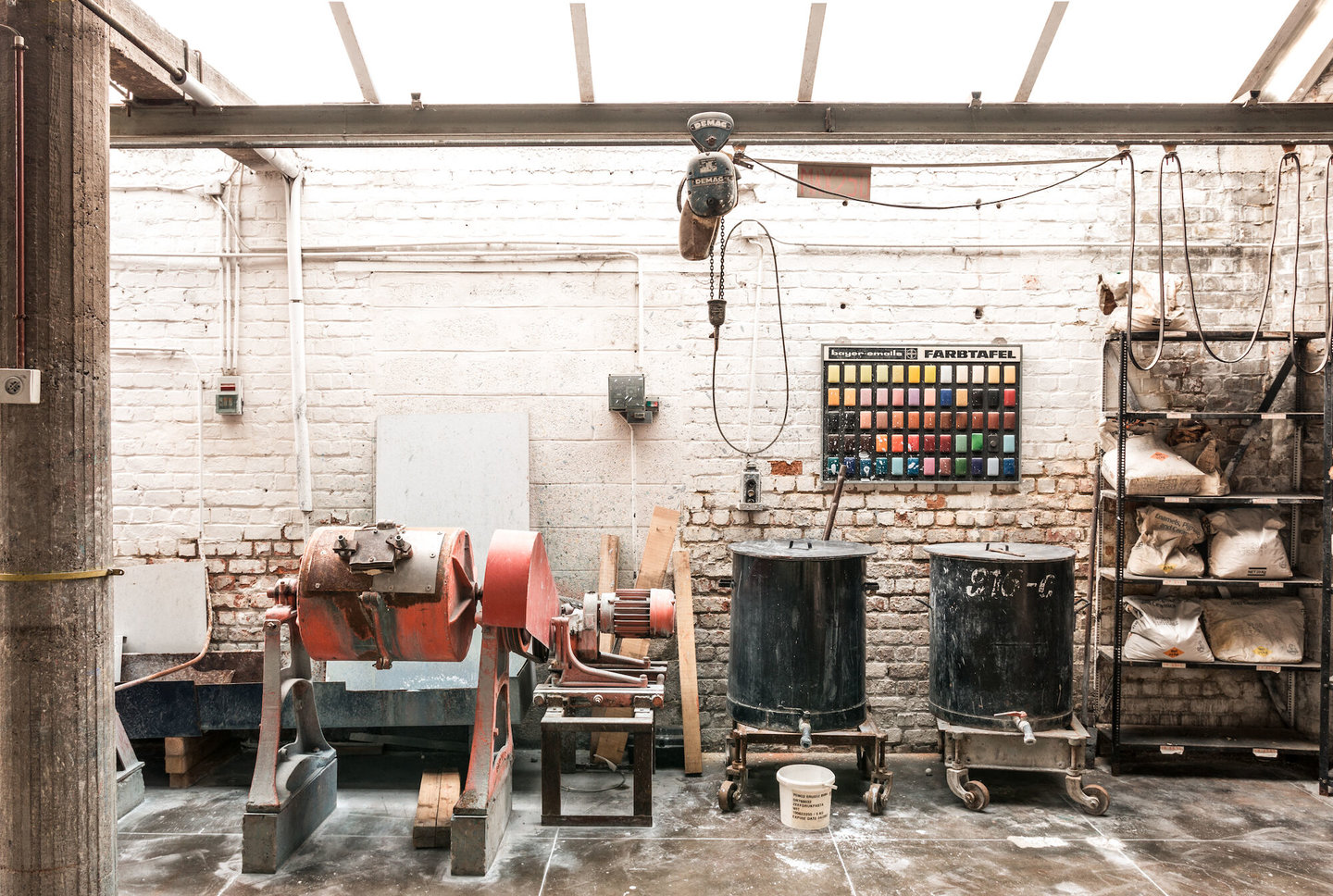 Kogelmolen in het atelier van Emaillerie Belge