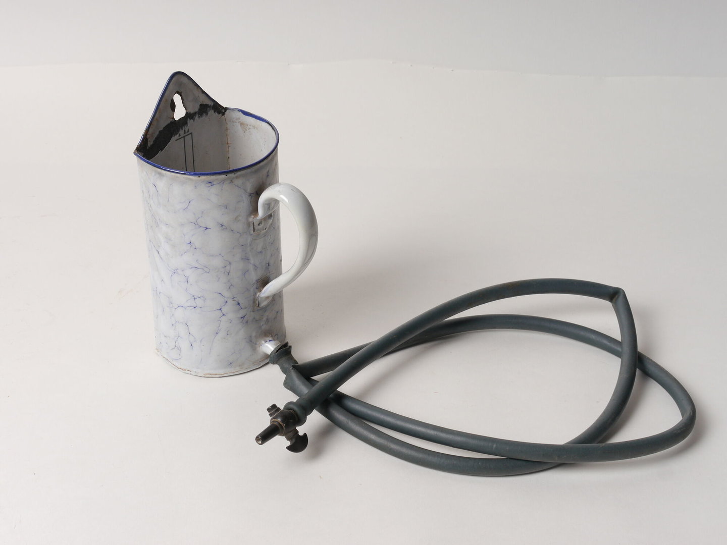 Geëmailleerde spoelkan