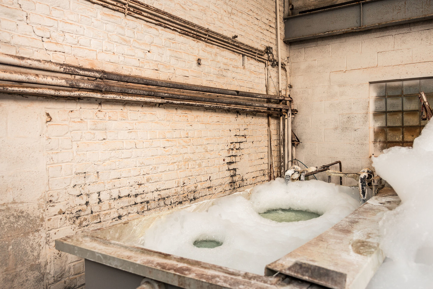 Dompelvat in het atelier van Emaillerie Belge