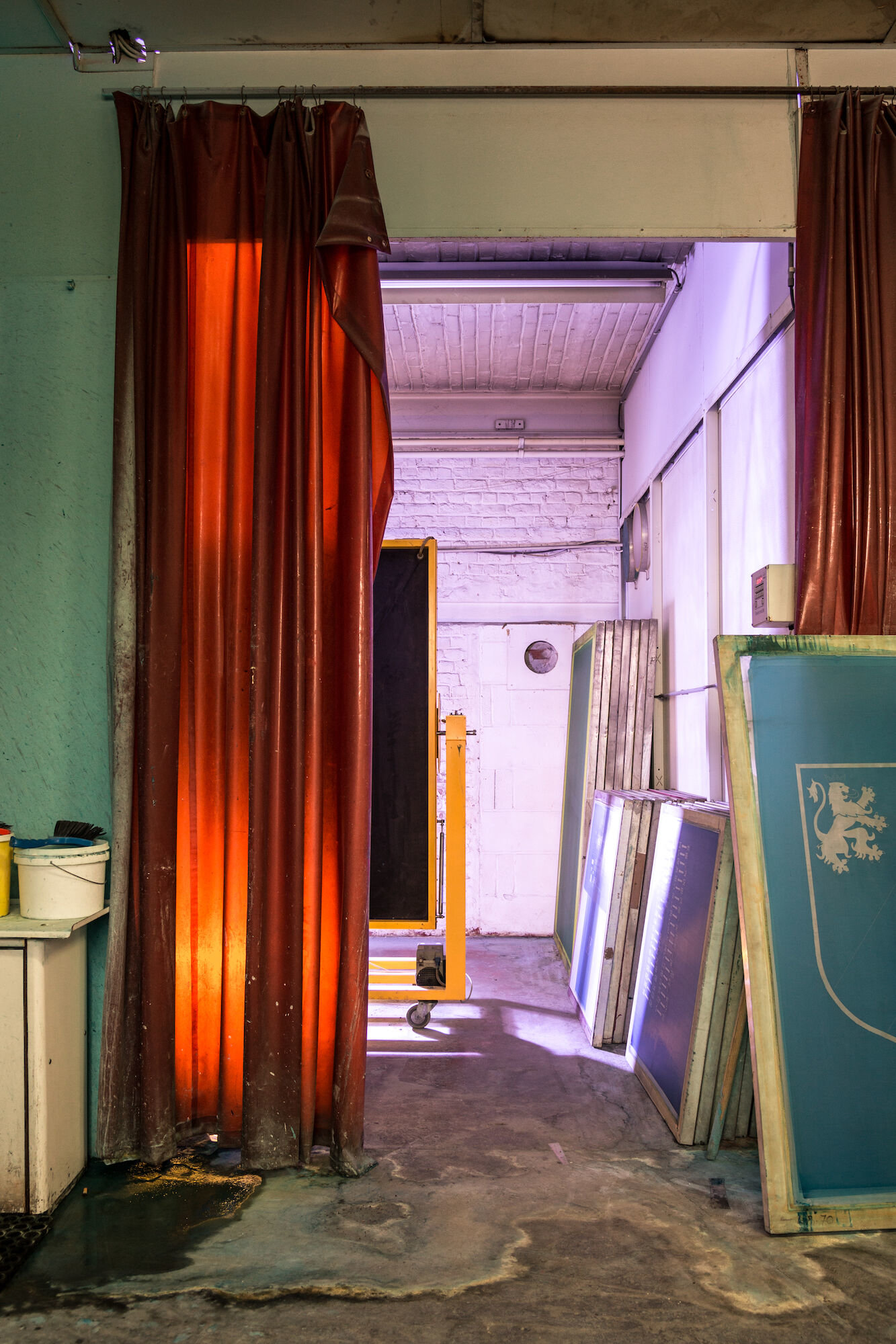 Zeefdrukafdeling in het atelier van Emaillerie Belge