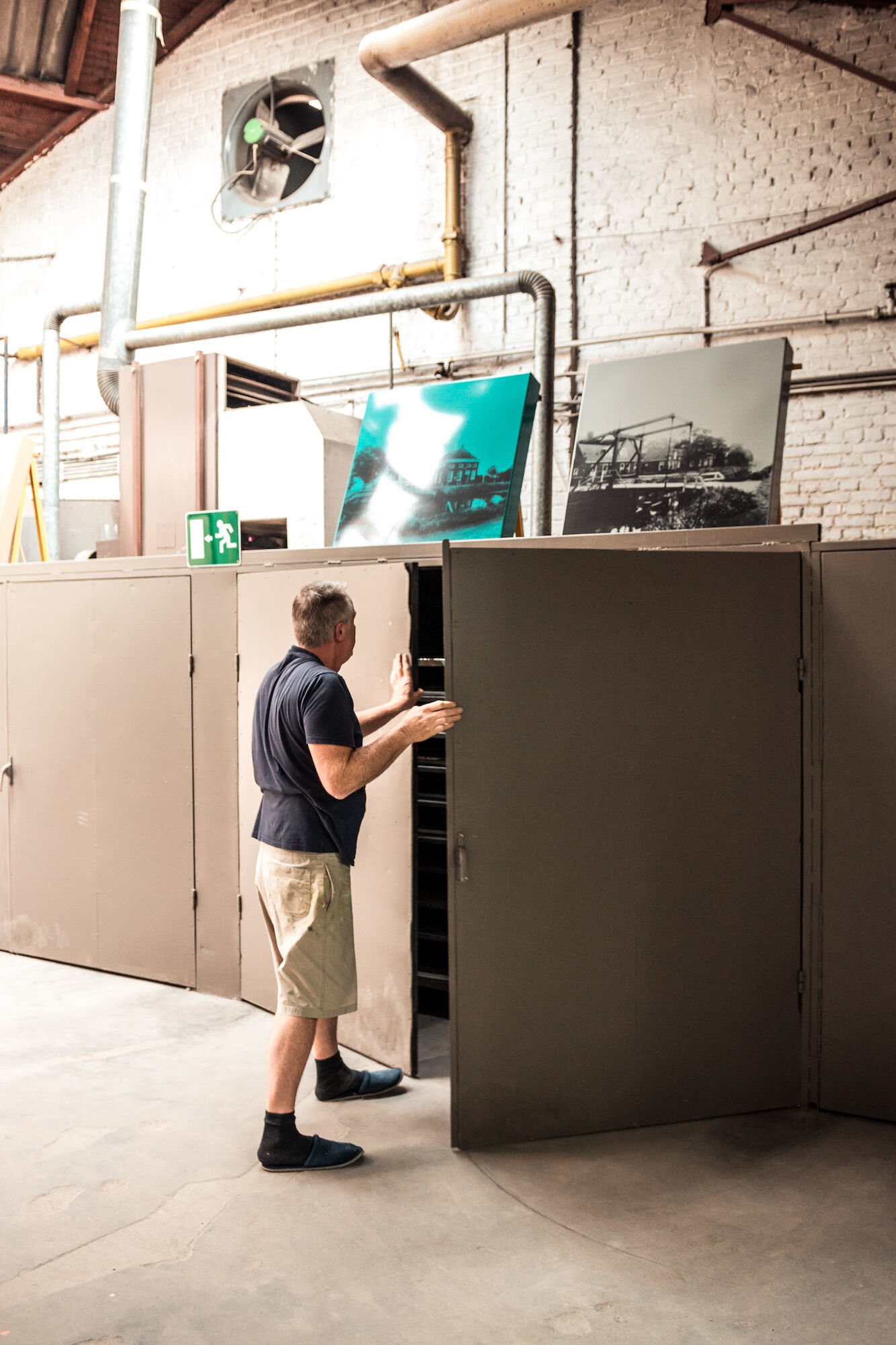 Droogkast in de zeefdrukafdeling in het atelier van Emaillerie Belge