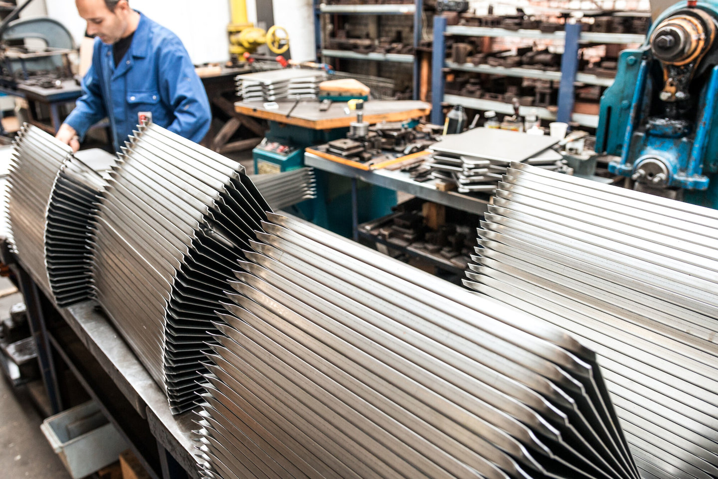 Plaatslagerij in het atelier van Emaillerie Belge