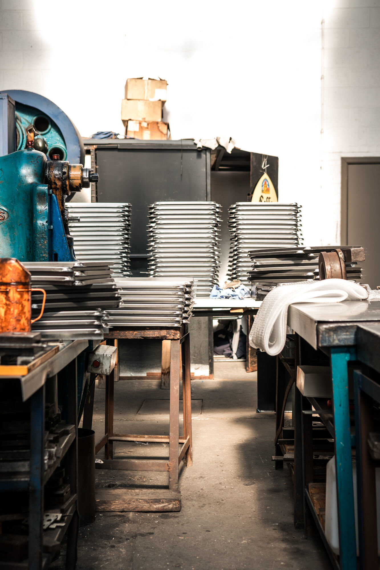 Plaatslagerij in het atelier van Emaillerie Belge