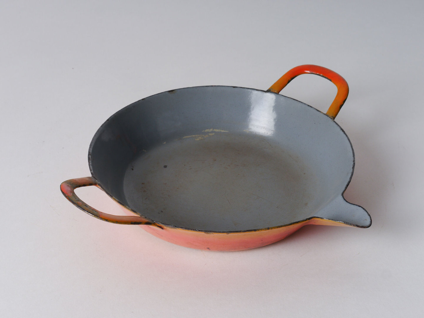 Geëmailleerde platte pan met giettuit