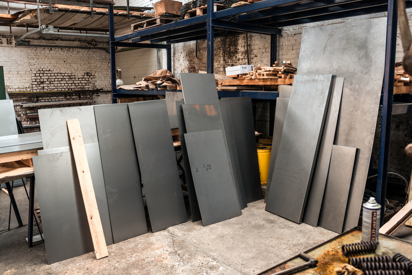 Plaatslagerij in het atelier van Emaillerie Belge