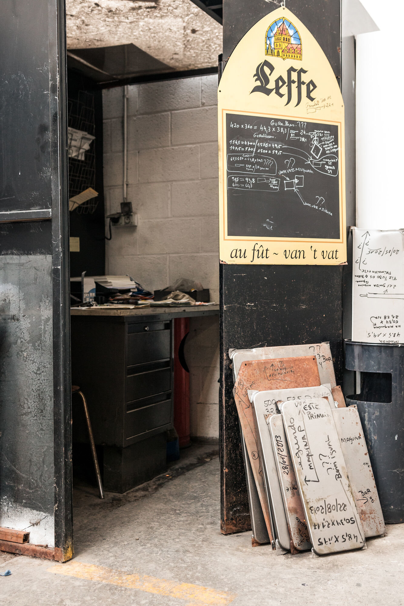 Plaatslagerij in het atelier van Emaillerie Belge
