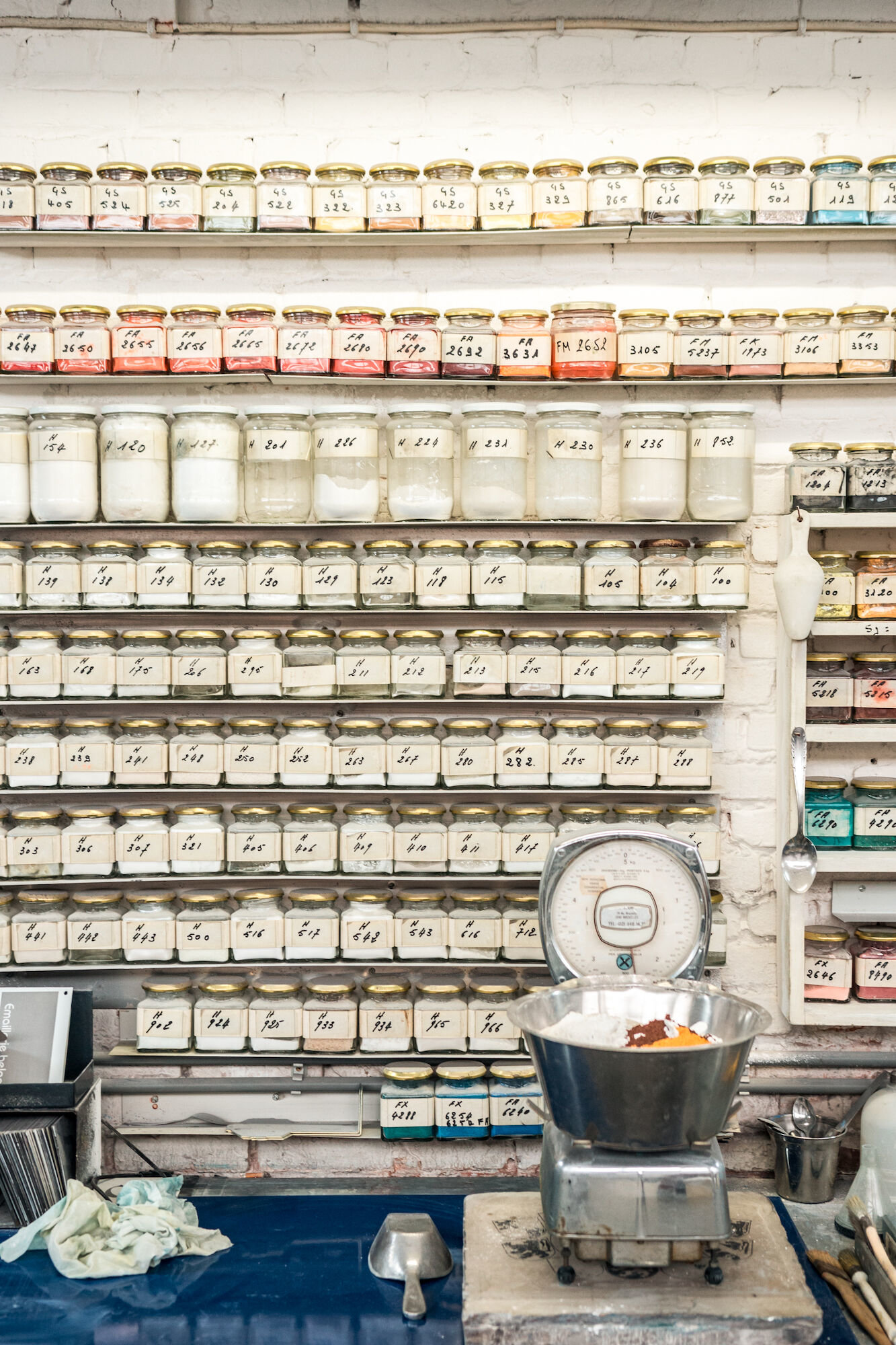 Labo emailfrit in het atelier van Emaillerie Belge