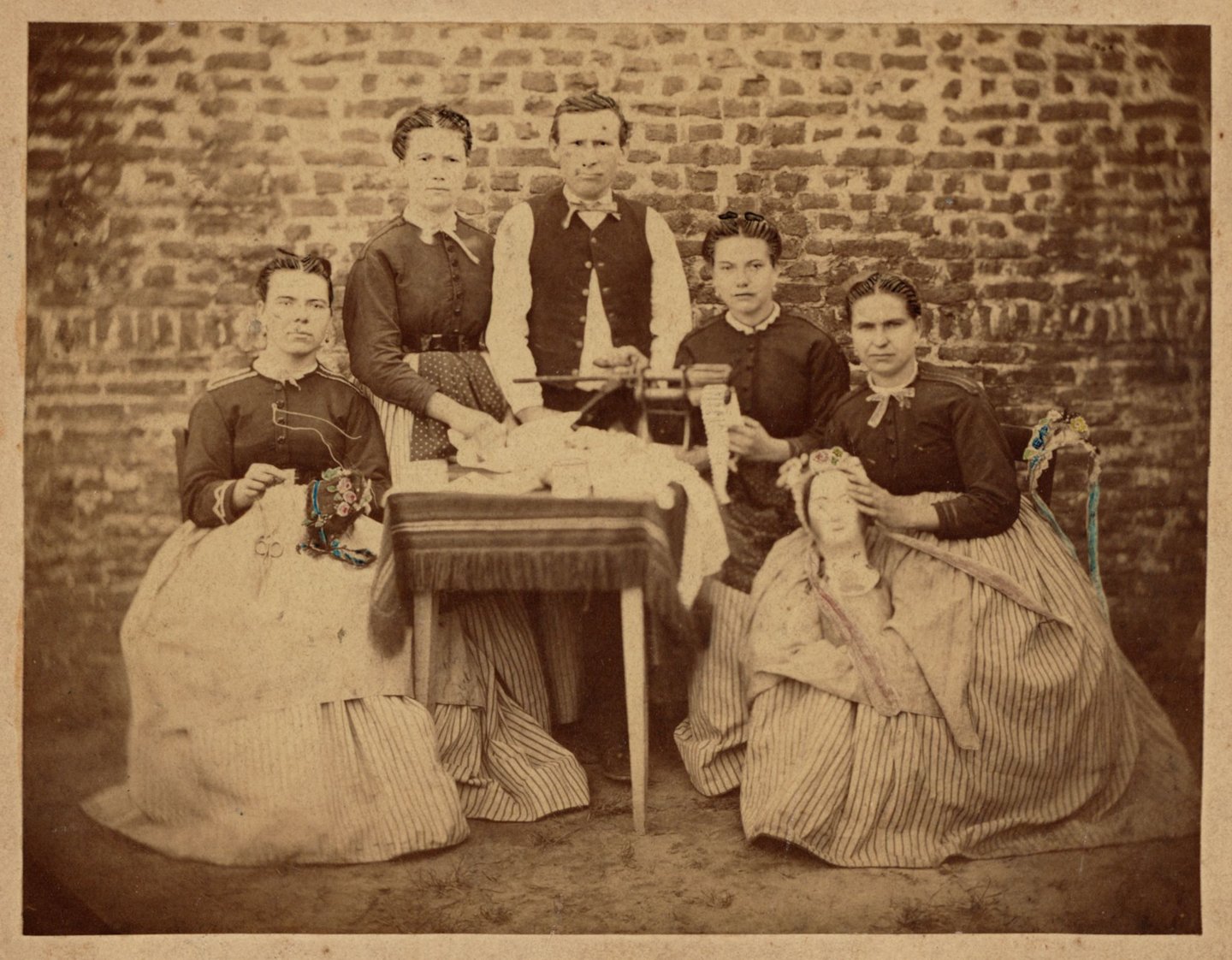 Groepsportret van Vlaams familiebedrijf passementiers-modisten