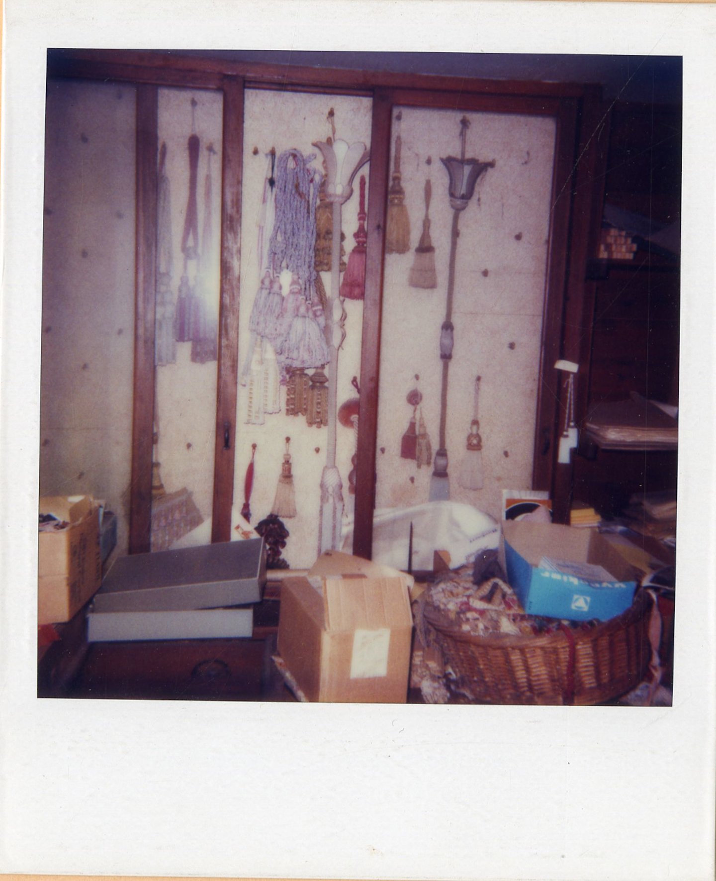 Uitstalkast met glands of kwasten in passementweverij De Backer