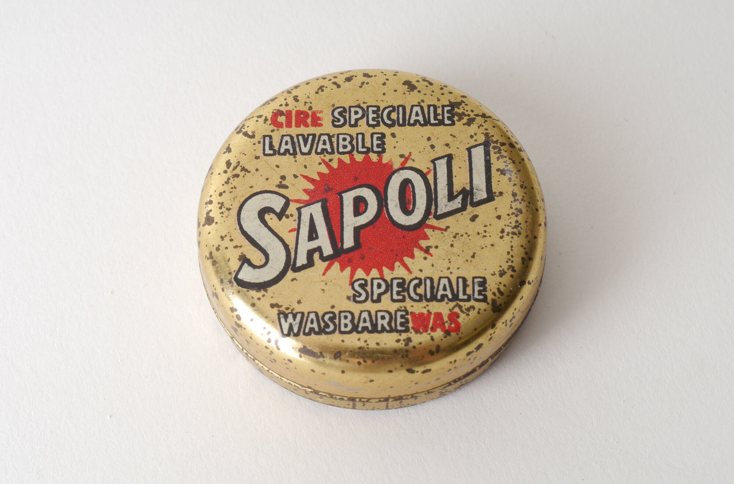 Klein blikje met boenwas van het merk Sapoli