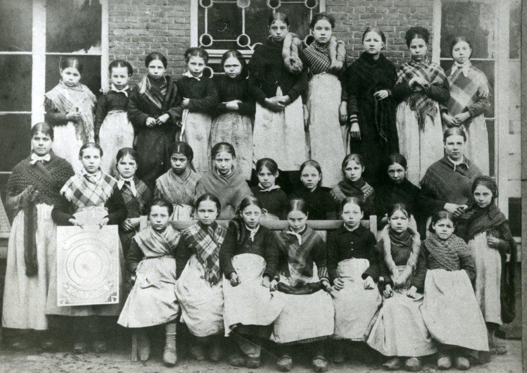 Strengenmaaksters en sorteerders, waaronder kinderen van 8 jaar, in 1868. Groepsfoto genomen in de fabriek J.B. Jelie, Aalst. © AMSAB-ISG
