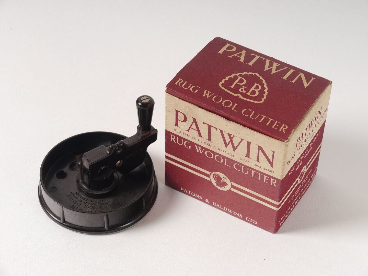 Snijapparaat tapijtwol van het merk Patons & Baldwins