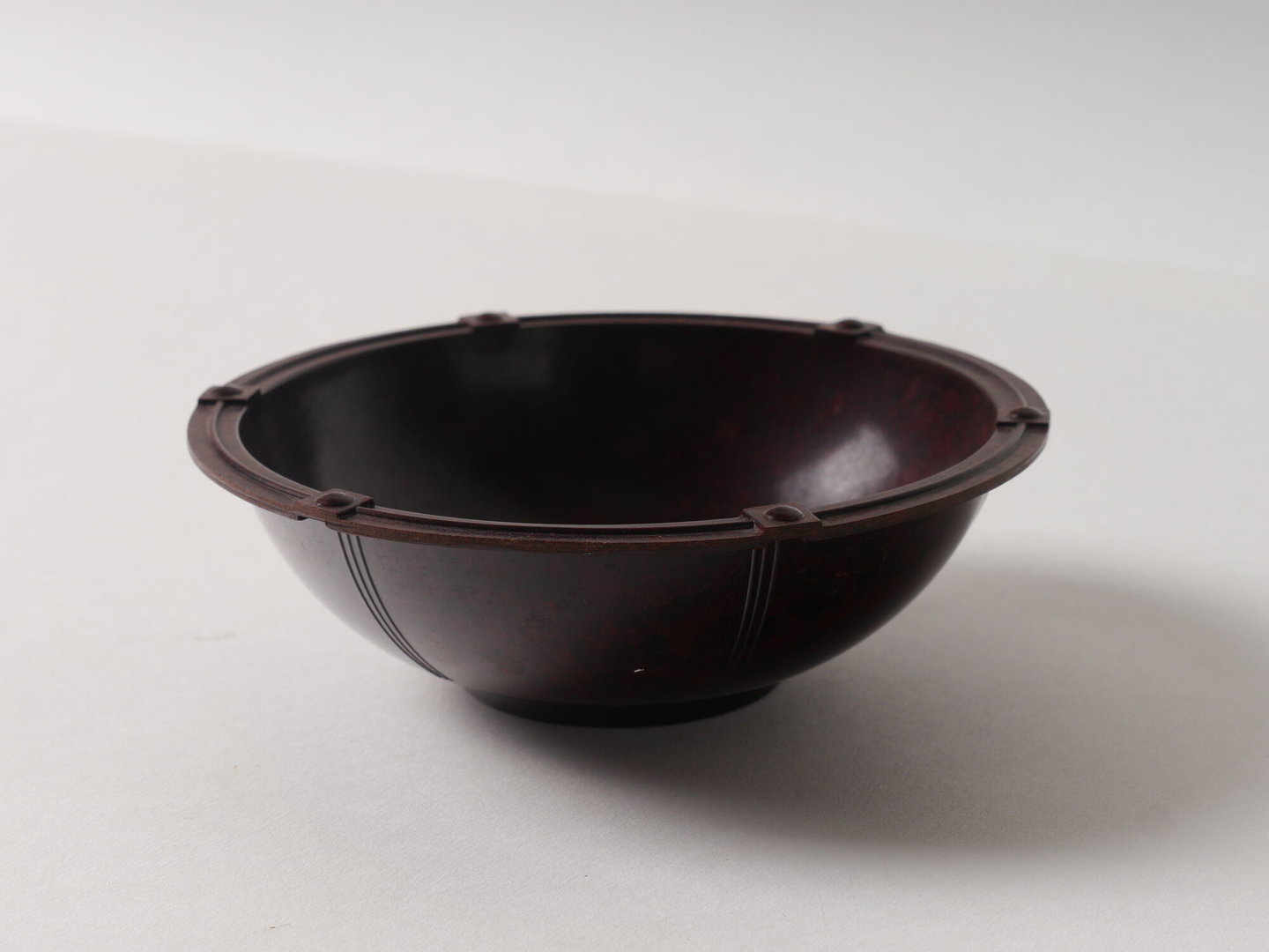 Ronde kom met decoratief patroon op de rand