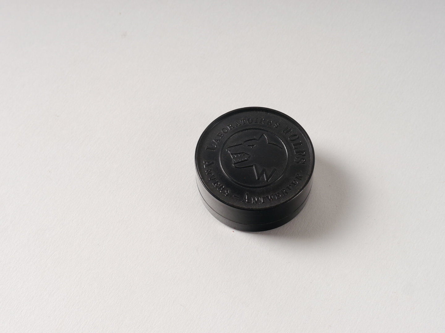 Ronde pillendoos met schroefdeksel van het merk Laboratoria Wolfs