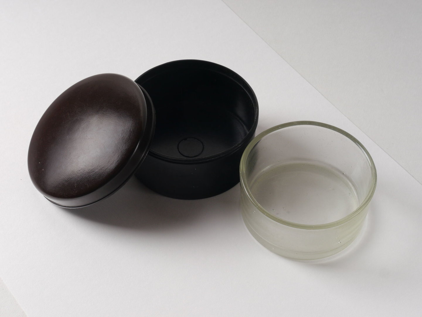 Ronde doos met glazen binnenkant en schroefdeksel