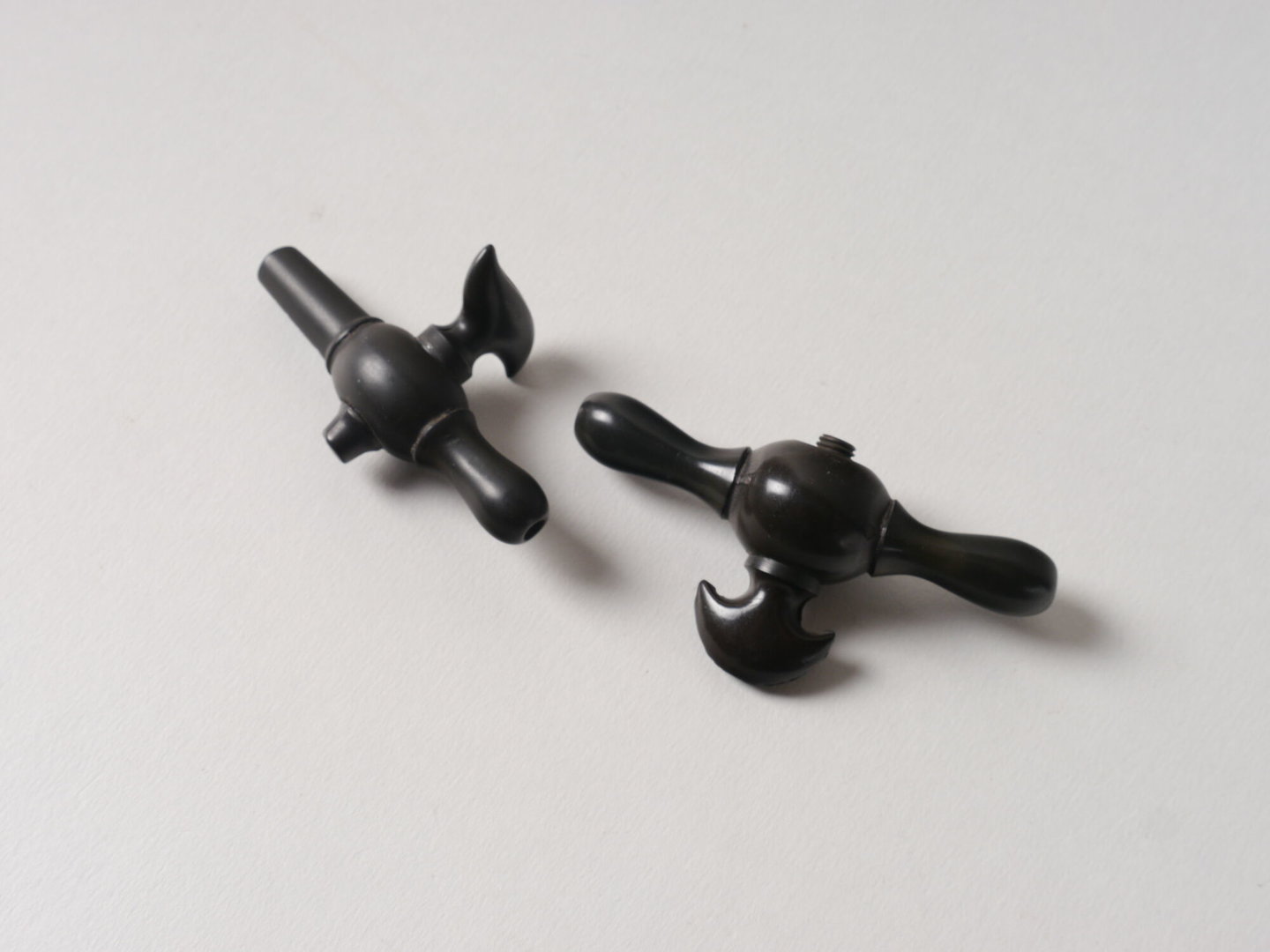 Kraantjes in eboniet vermoedelijk afkomstig van een irrigator