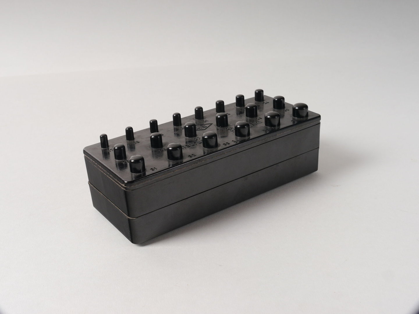 Rechthoekige doos om koperen buisjes in te bewaren