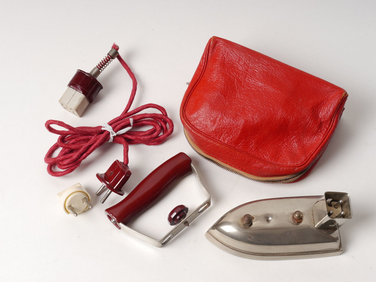 Elektrisch reisstrijkijzer van het merk Neumärker