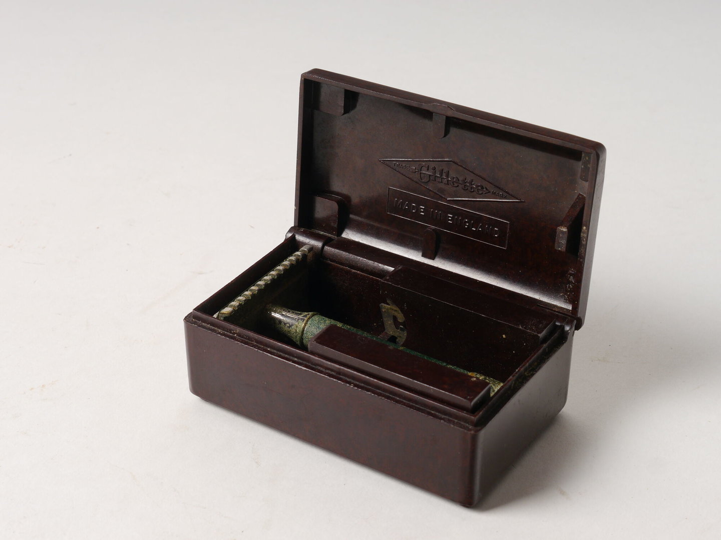 Scheermes van het merk Gilette in rechthoekige scharnierende doos