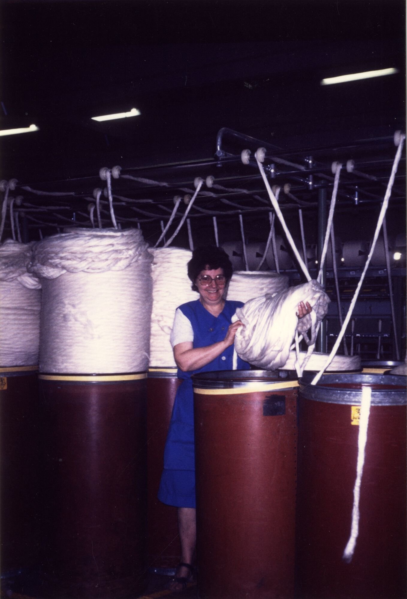 Arbeidster aan een spinmachine in UCO Braun in Gent