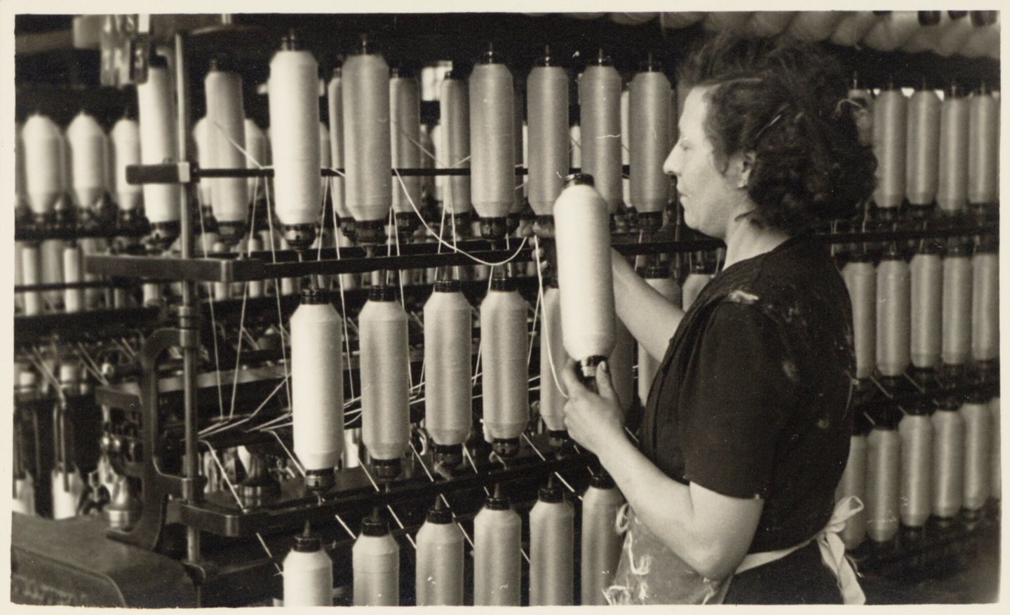 Arbeidster aan een spilbank