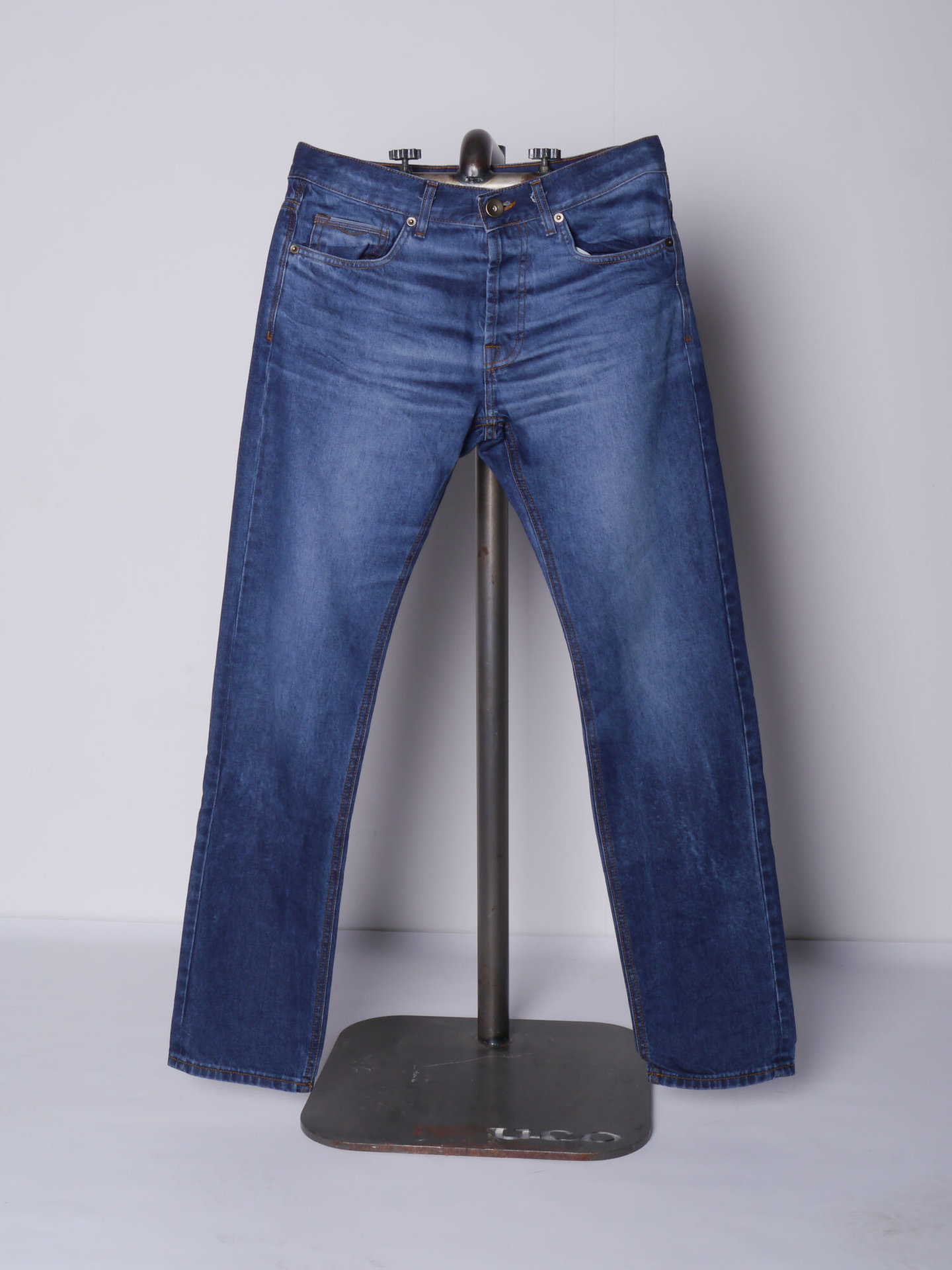 Jeansbroek op statief van het merk UCO