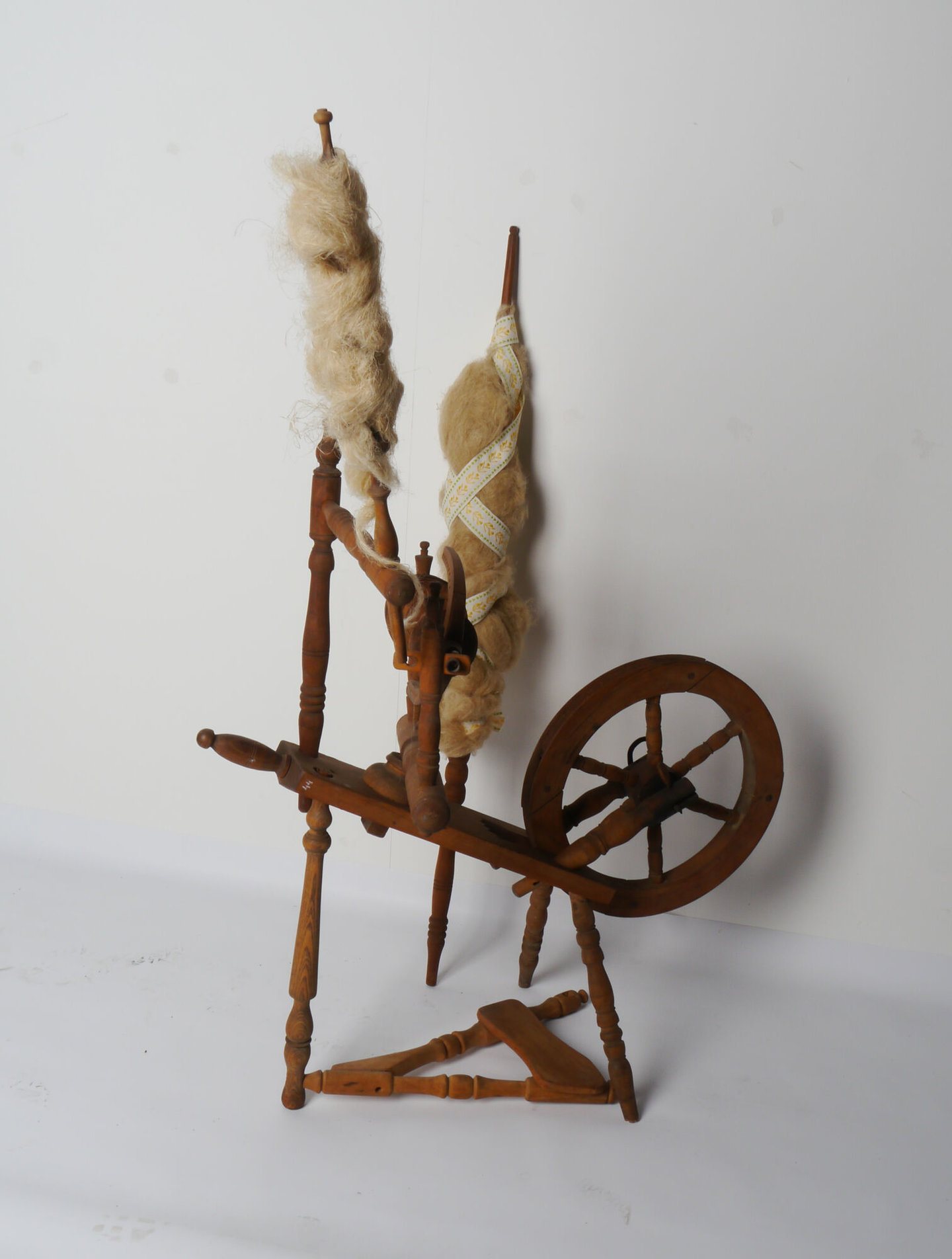 Vleugel- of trapspinnewiel en spinrok