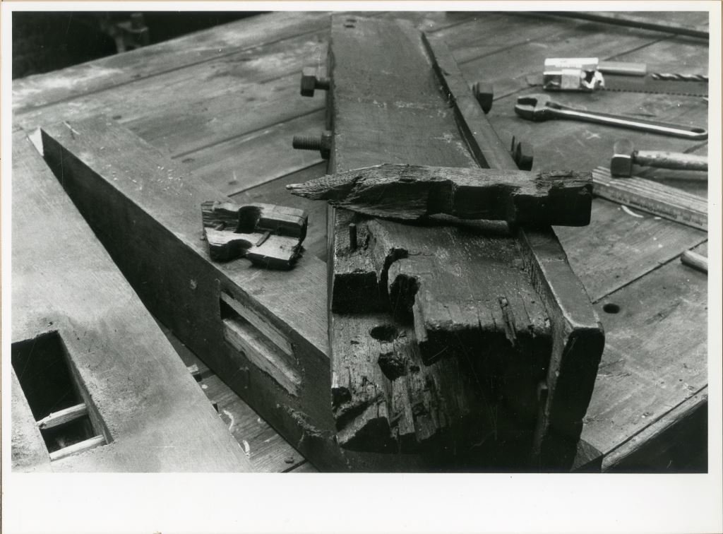 Reeks foto's over de restauratie van houten ovale twijnmolen